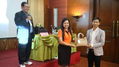 รุ่นที่ 9 BUU โครงการอบรมเชิงปฏิบัติการ หลักสูตร : วิธีปฏิบัติงานพัสดุและครุภัณฑ์ ตั้งแต่จัดซื้อจัดจ้าง จัดทำทะเบียนคุม การคำนวณค่าเสื่อมราคาสินทรัพย์ การบันทึกบัญชีสินทรัพย์ฯ ระหว่างวันที่ 26 - 28 กันยายน 2563 ณ โรงแรมบีพีแกรนด์ ทาวเวอร์ หาดใหญ่ จ.สงขลา